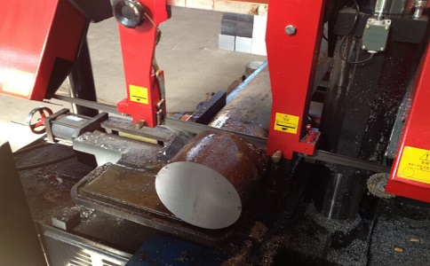 港口镇卧式带锯床加工时出现明显振荡如何排查？