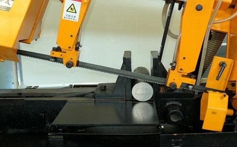 港口镇数控带锯床自动送料精度会出现偏差吗？