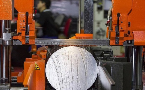 港口镇立式金属带锯床切削出现跑带故障解决方法！